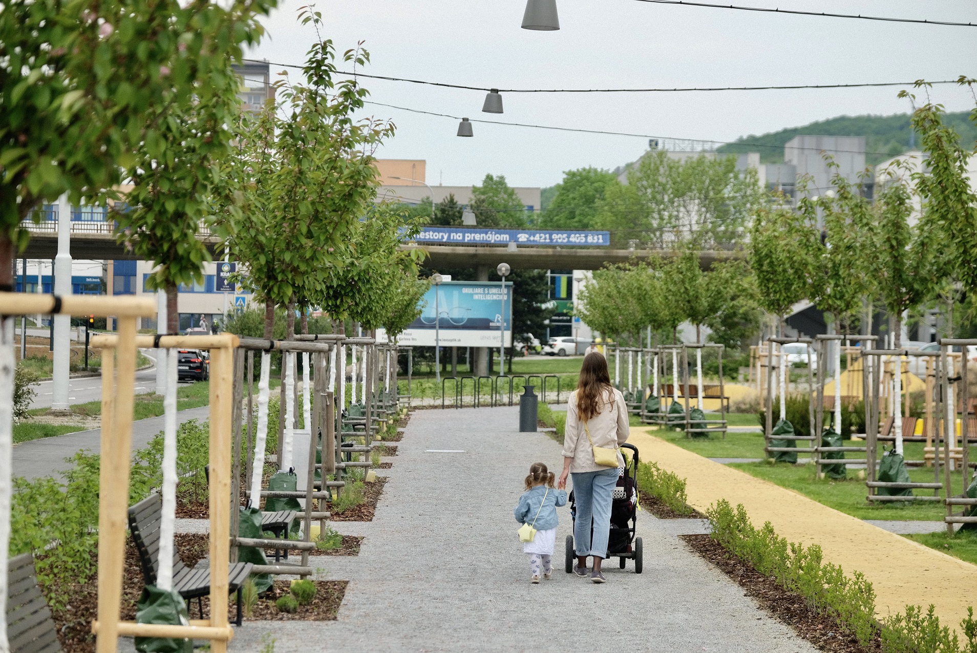 V bratislavskej Karlovej Vsi pribudol oproti kostolu sv. Michala nový verejný priestor - multifunkčný park.