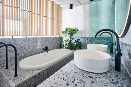 Moderný dizajn umývadlovej misy Nueva od Wernera Aisslingera ladí v kúpeľni pre hostí s kúpacou vaňou Centro Duo od Kaldewei.