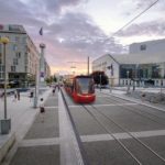 Električka pred novou budovou SND na Pribinovej ulici v Bratislave.