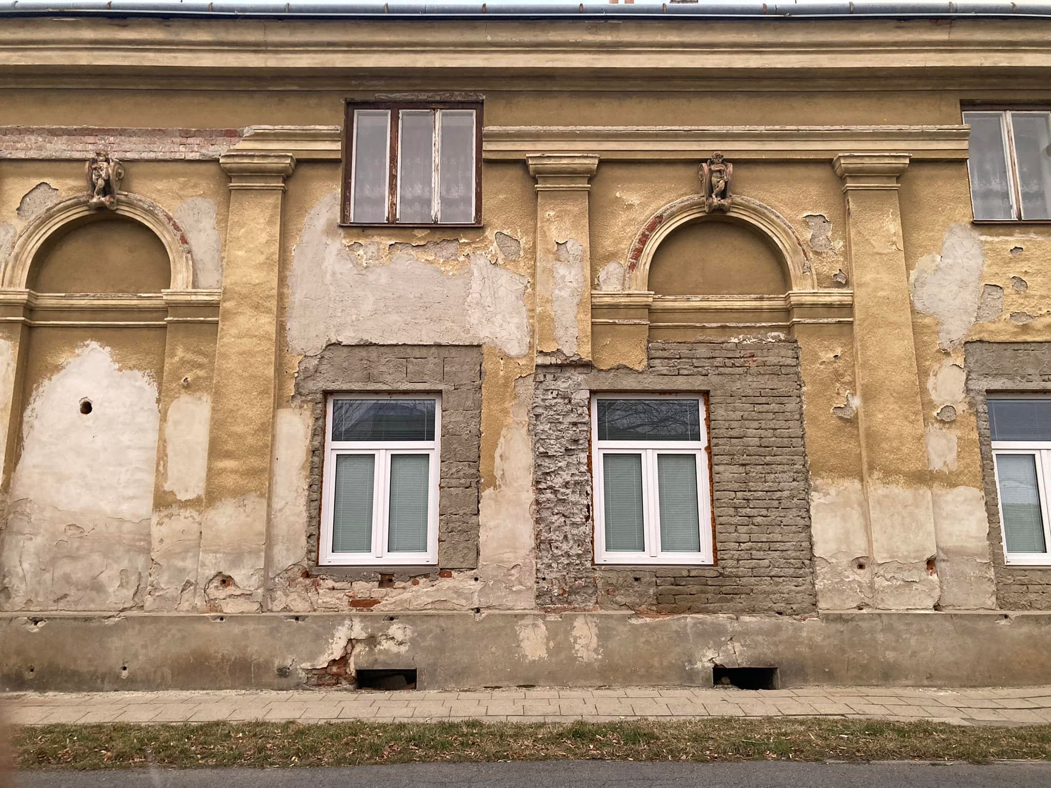 03 Dom Holešov, okná