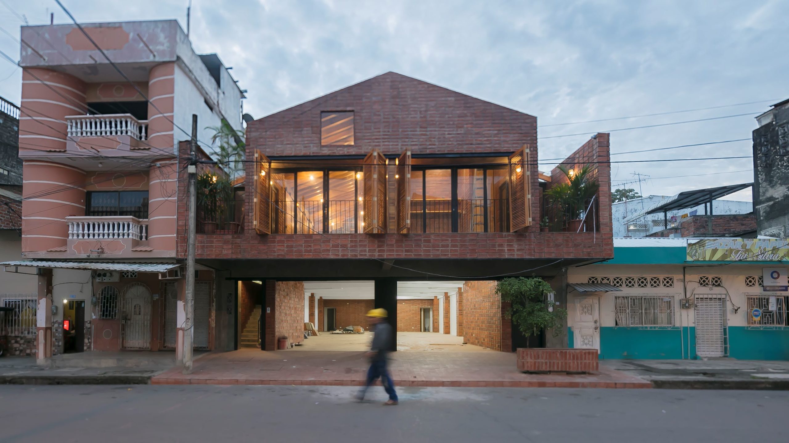 Víťaz kategórie „Feeling at home“: The House that Inhabits – Produktívne mestské bývanie (Ekvádor)