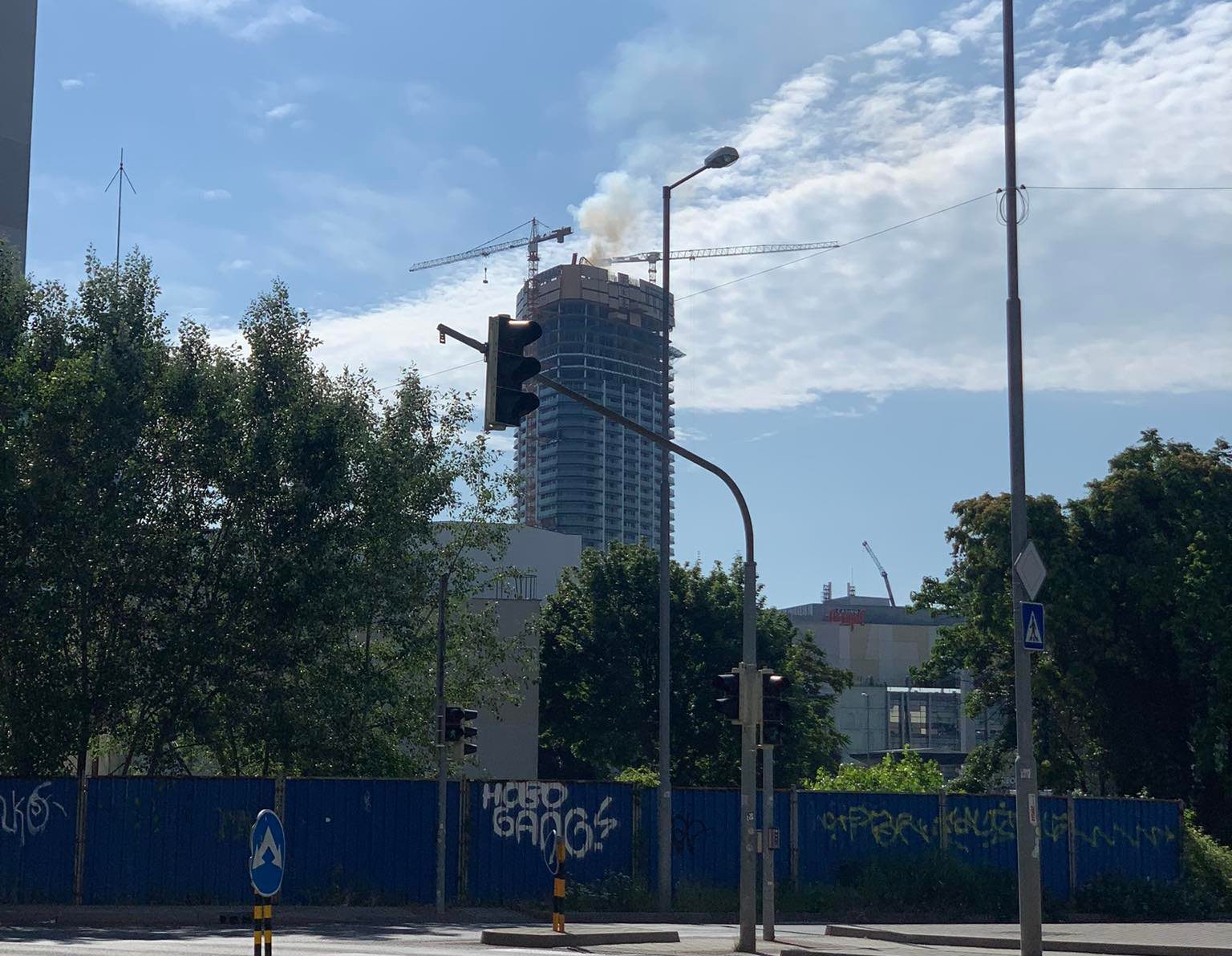 Dym stúpajúci z Eurowea Tower.