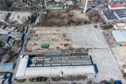 Brownfield s výmerou viac ako 75 000 m2 v zóne bývalého chemického závodu, ktorý patrí spoločnosti P. G. A. zostáva zatiaľ nedotknutý.