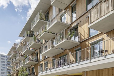 Profil stavby oživujú balkóny a arkády vystupujúce z viacpodlažných fasád obytných podlaží, takže obyvatelia sú stále v kontakte so svojím prostredím.