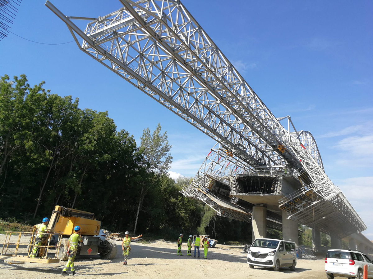 Obr. 4 Výstavba mosta nad Biskupickým ramenom