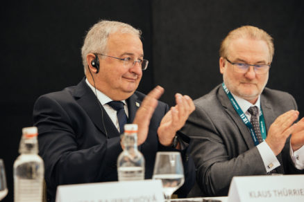 Prezident Európskej rady inžinierskych komôr (ECEC) Klaus Thürriedl (vľavo) a podpredseda predstavenstva Slovenskej komory stavebných inžinierov Ján Petržala.