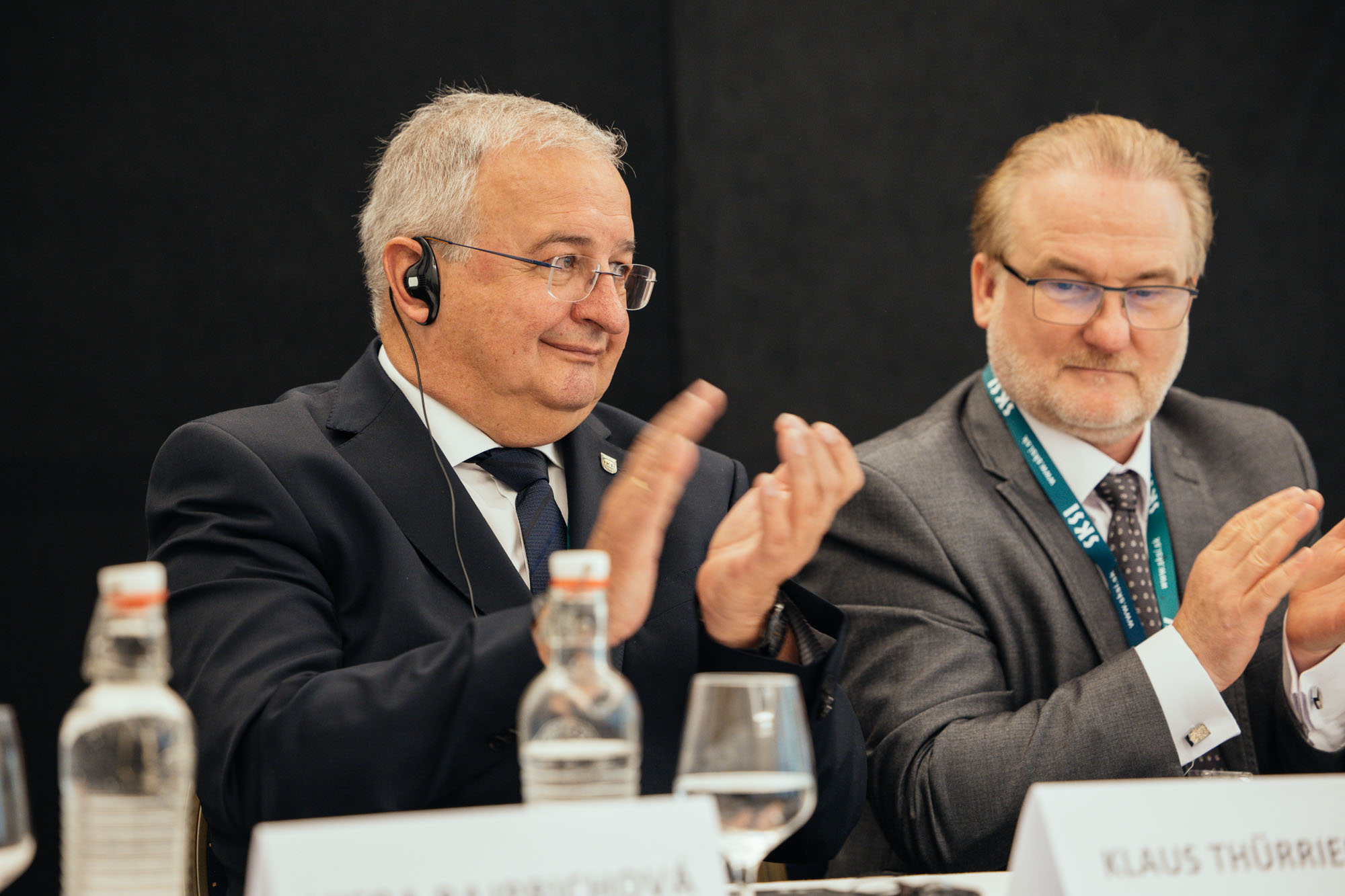Prezident Európskej rady inžinierskych komôr (ECEC) Klaus Thürriedl (vľavo) a podpredseda predstavenstva Slovenskej komory stavebných inžinierov Ján Petržala.