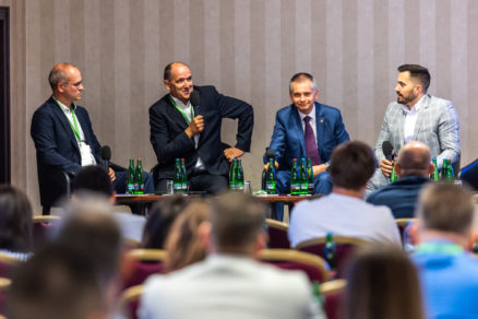 Druhý panel konferencie: zľava Juraj Suchánek (IUR), Milan Murcko (YIT), ružinovský starosta Martin Chren a Roman Skorka (Úrad podpredsedu vlády SR)