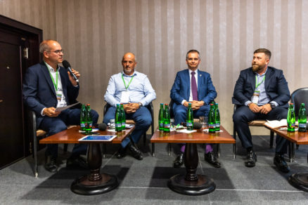 Tretí panel konferencie: zľava Juraj Suchánek (IUR), Martin Šimurda (Bencont Development), ružinovský starosta Martin Chren a generálny riaditeľ Tomáš Lamprecht (ŠFRB)