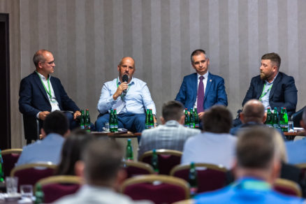 Tretí panel konferencie: zľava Juraj Suchánek (IUR), Martin Šimurda (Bencont Development), ružinovský starosta Martin Chren a generálny riaditeľ Tomáš Lamprecht (ŠFRB)