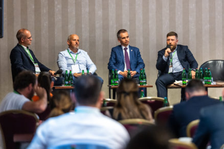 Tretí panel konferencie: zľava Juraj Suchánek (IUR), Martin Šimurda (Bencont Development), ružinovský starosta Martin Chren a generálny riaditeľ Tomáš Lamprecht (ŠFRB)