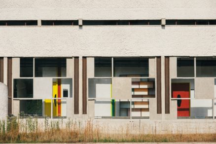 Pre Le Corbusiera mala vizualita veľký význam. Pri navrhovaní okien kládol dôraz na výhľady.