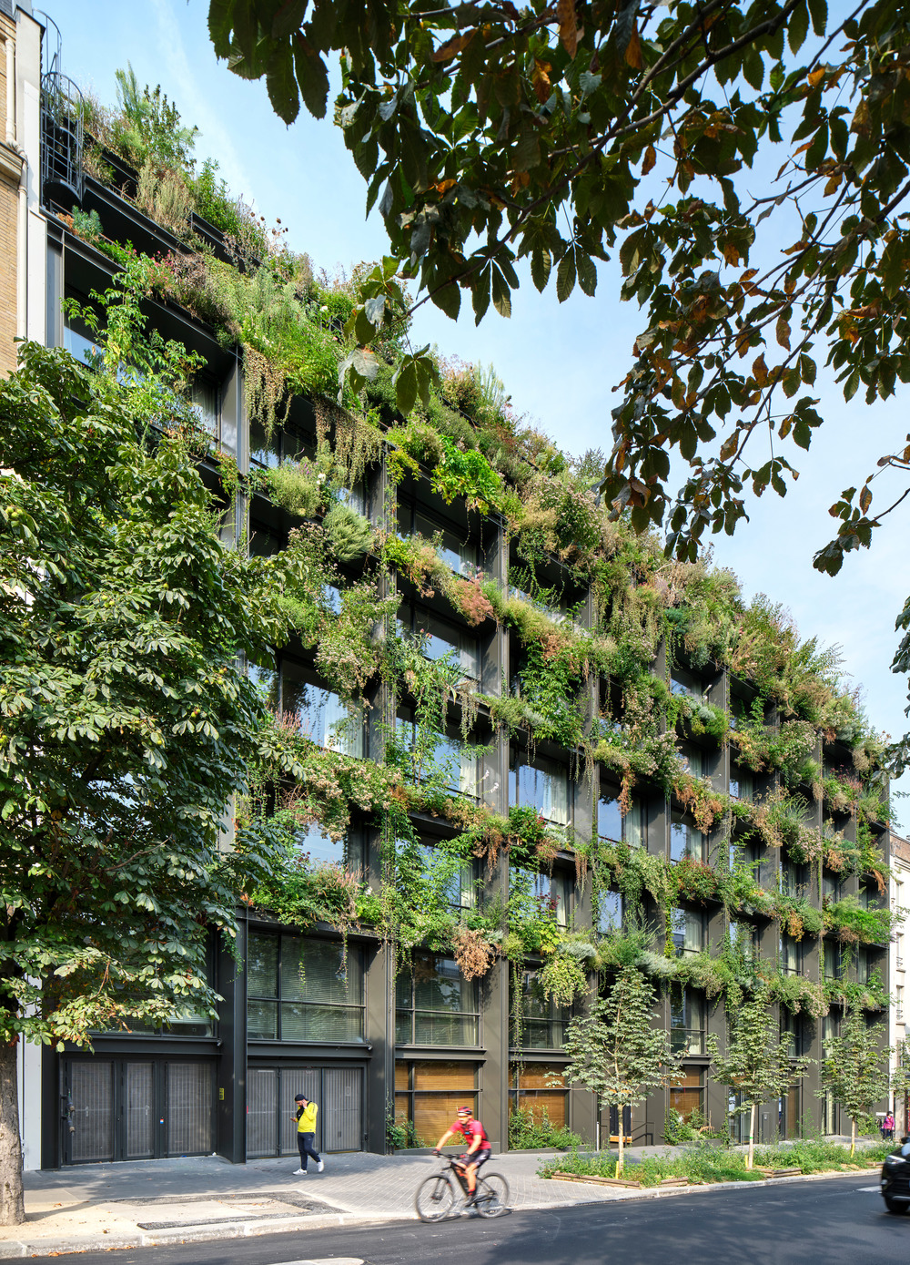 Zelená fasáda multifunkčnej budovy v Paríži