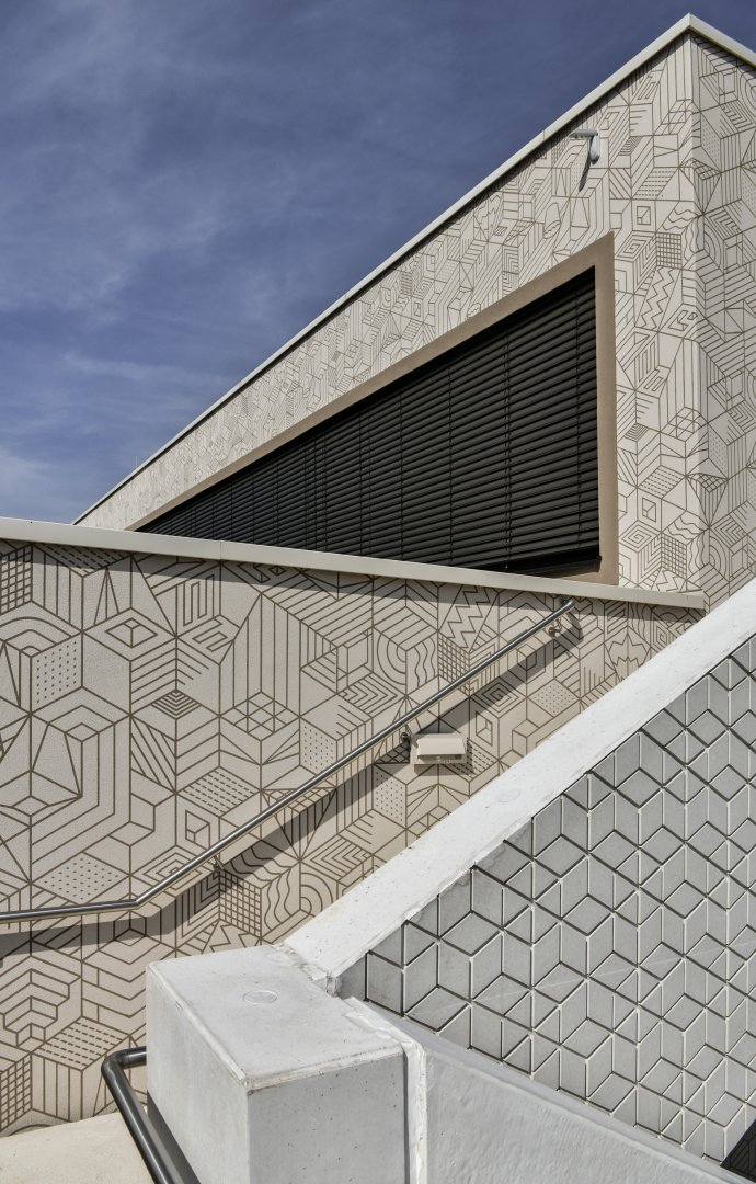 Betónové časti schodiska s hexagonálnym vzorom.