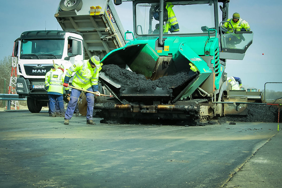 Realizácia asfaltových povrchov na diaľnici D4 a rýchlostnej ceste R7