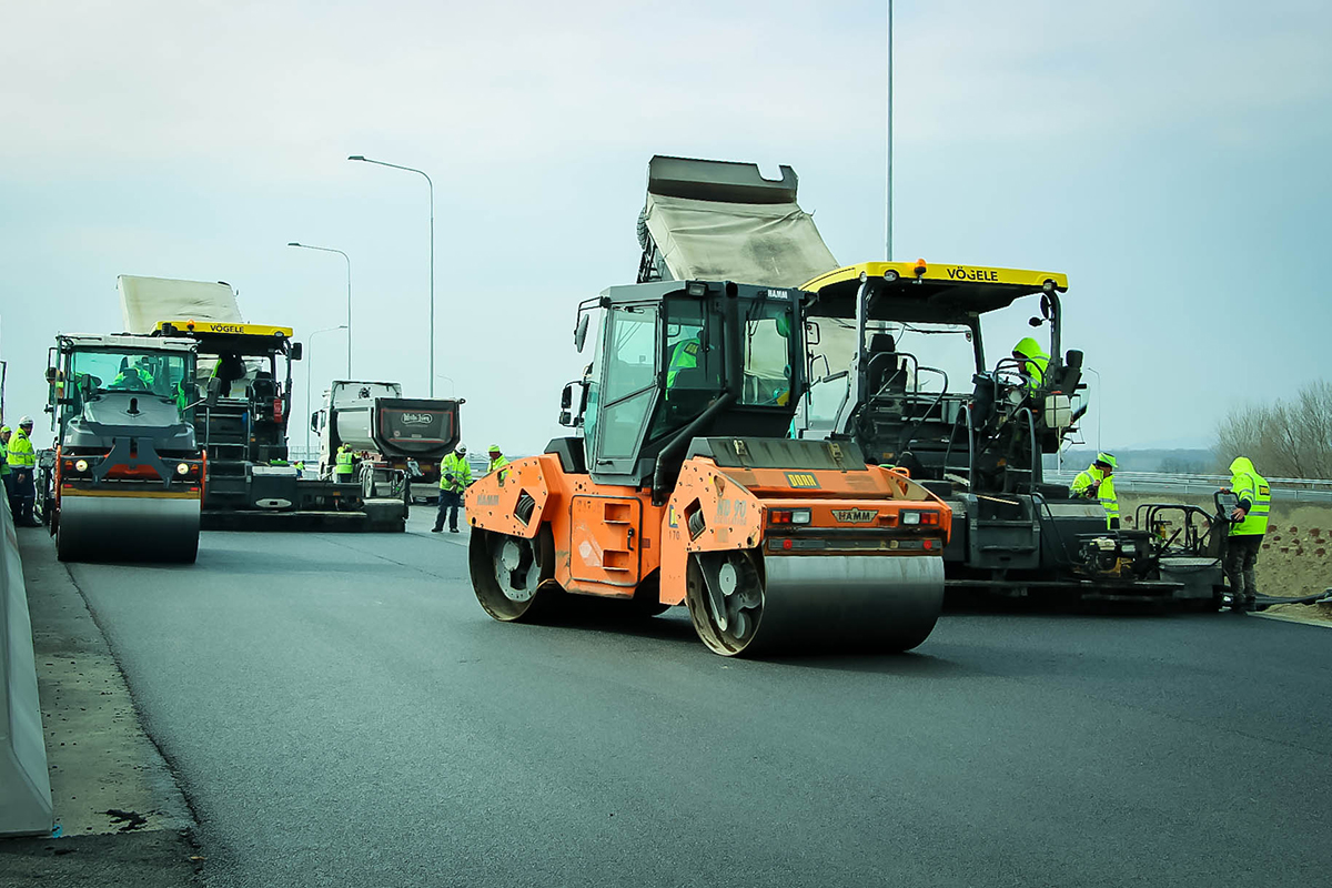 Realizácia asfaltových povrchov na diaľnici D4 a rýchlostnej ceste R7