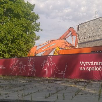 Búranie Istropolisu na Tranavskom mýte v Bratislave, júl 2022.