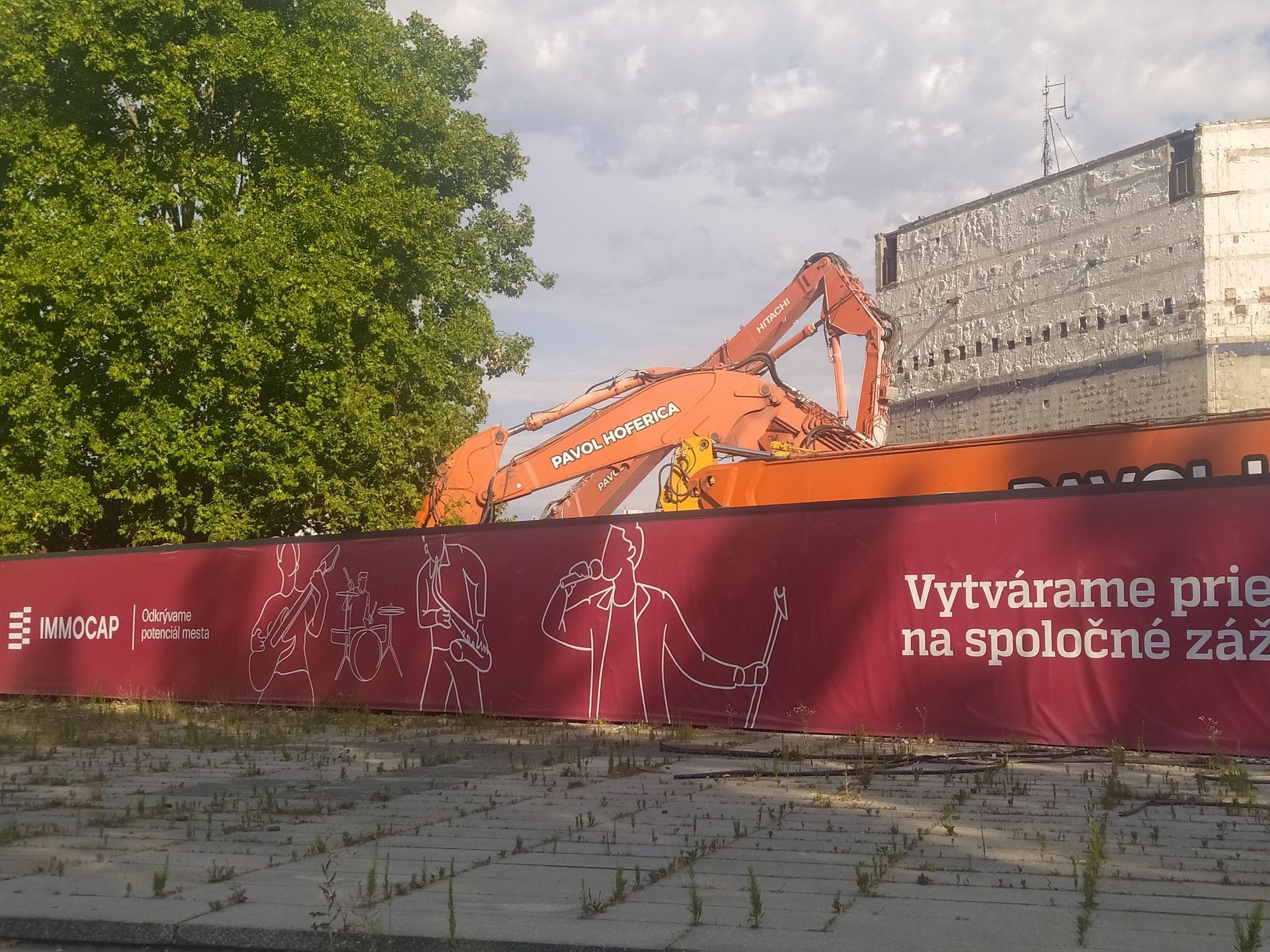 Búranie Istropolisu na Tranavskom mýte v Bratislave, júl 2022.