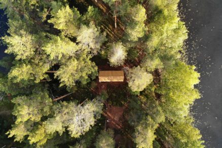 Kynttilä stojí uprostred nedotknu - tého lesa na úzkom ramene polostrova Nunnanniemi. Aby sa predišlo devas - tácii prírody, bola dočasná stavebná komunikácia vytvo - rená len na jeden montážny deň.