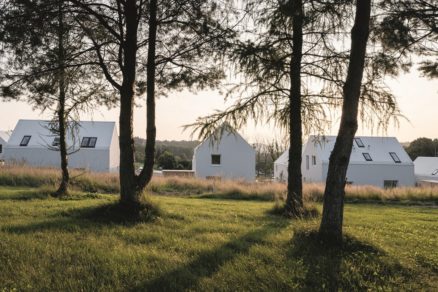 Členitý terén záujmového územia nadväzuje na existujúci urbanismus obce Tvoršovice v okrese Benešov.