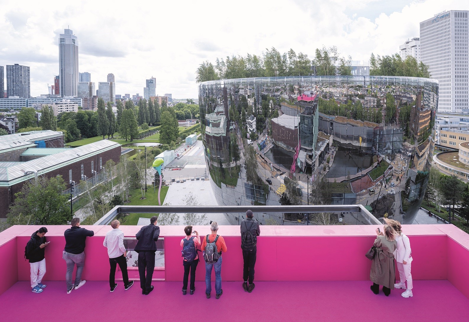 Susedné, novozrealizované pódium od ateliéru MVRDV ponúka na zrkadlovú fasádu Depotu pohľad z výšky a rozširuje výhľady na celý Rotterdam.