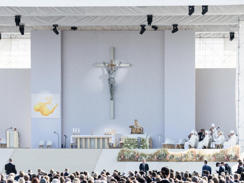 Liturgický priestor pre pontifikálnu omšu počas pastoračnej návštevy pápeža Františka v Šaštíne