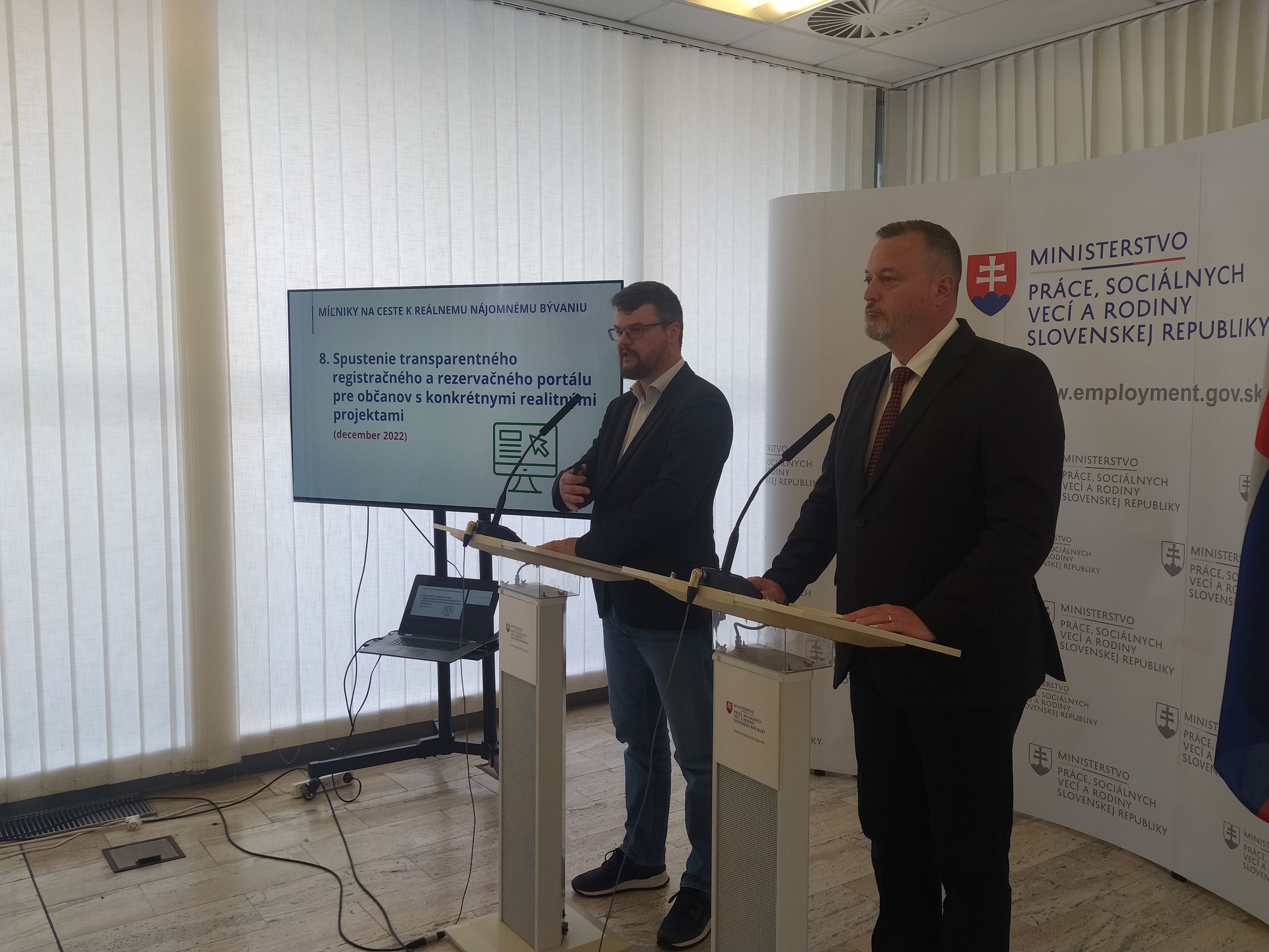 Vicepremiér Štefan Holý a minister práce Milan Krajniak na tlačovej besede. 