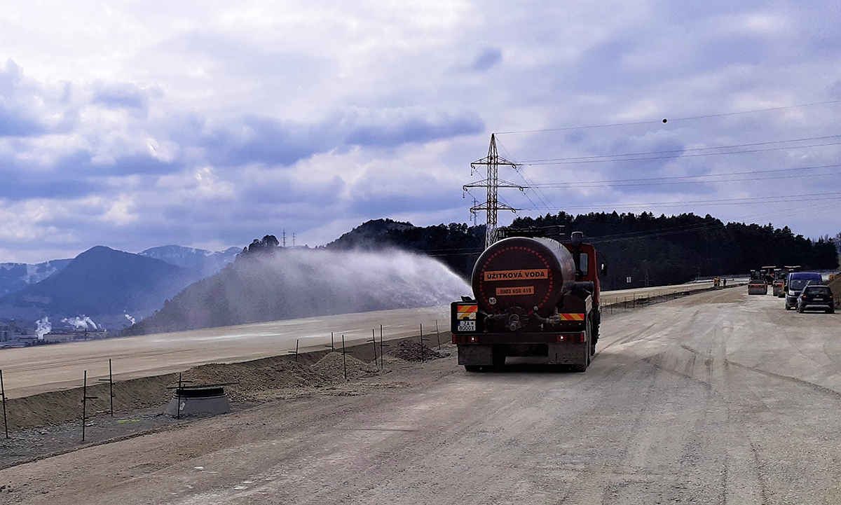 Obr. 3 Ošetrovanie CBGM vodnou hmlou na hlavnej trase SO 101-00(2) 