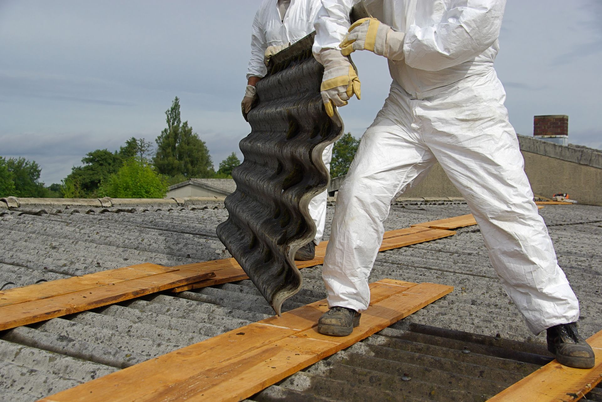 Nakladanie so stavebným odpadom, ktorý obsahuje azbest, upravuje zákon. Eternitovú strechu vám musí odstrániť špecializovaná firma.