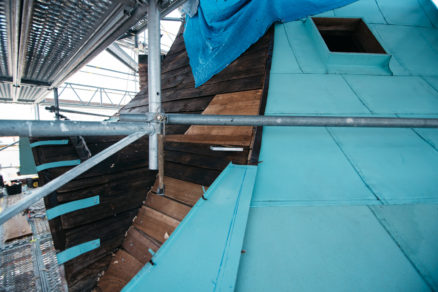 Na streche sa vyhodnocuje, ktoré drevené časti je nutné nahradiť a iba tie sú vymieňané za nové. Taktiež pôvodná medená krytina je vyhodnocovaná a iba poškodené časti sú nahrádzané. Cieľom je čo najväčšia autenticita a zachovanie čo najväčšieho množstva pôvodných prvkov