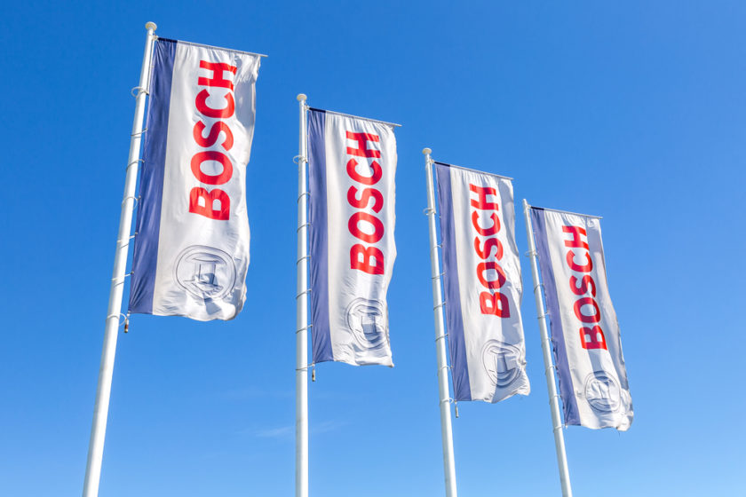 Ilustračná snímka s firemnými zástavami spoločnosti Bosch