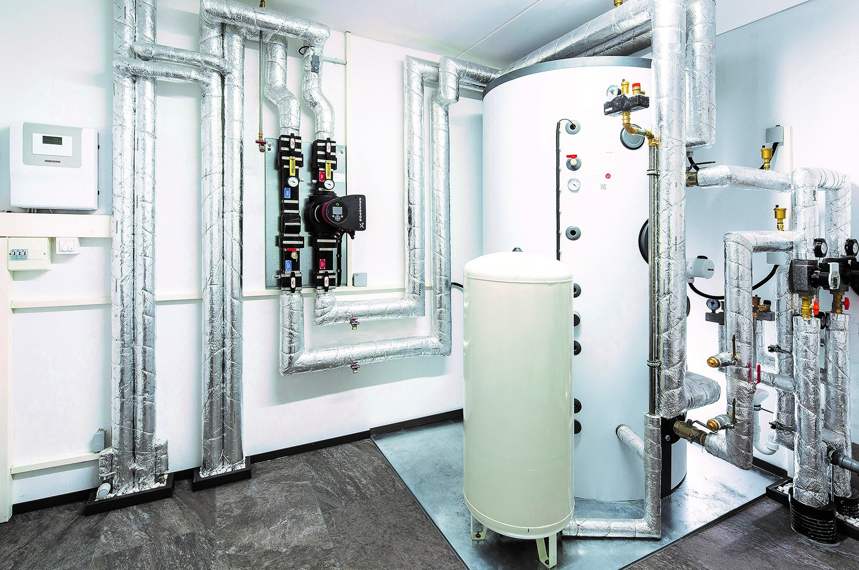 Tepelné čerpadlá vzduch-voda sú umiestnené v exteriéri v blízkosti technickej miestnosti situovanej na prízemí, kde sa nachádza regulácia tepelných čerpadiel a stacionárny 1 500 litrový akumulačný zásobník.