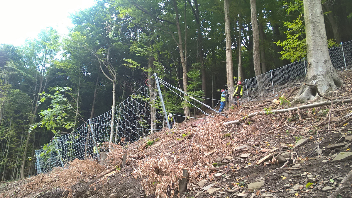 Obr. 4 Pohľad na 3-poľovú dynamickú bariéru, v pozadí s doplneným ochranným plotom