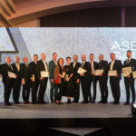 Držitelia cien ASB GALA 2022. Zľava: Richard a Juraj Duškovci – ASB osobnosť architektúry a stavebníctva, František, Jaroslav a Pavol Ďurišoví, Destav – ASB Stredná stavebná firma, Martin Laurinčík a Ján Gusko, Adifex – ASB Stavebná firma roka hlasovanie verejnosti, Peter Dovala, YIT Slovakia – ASB Developer roka segment rezidencie 1. miesto, Barbara Zavarská a Illah van Oijen, Punkt – ASB Špeciálna cena, Pavel Pelikán, J&T REAL ESTATE – ASB Developer roka segment rezidencie 2. miesto, Juraj Nevolník, Penta Real Estate - ASB Developer roka segment rezidencie 3. miesto a ASB Developer roka segment administratíva, Ján Három a Ivar Ličko, HB Reavis – ASB Developer roka segment retail, Jozef Adamko, P3 Logistic Parks Slovakia – ASB Developer roka segment priemysel a logistika, Filip Gulan, Corwin – ASB Developer roka hlasovanie verejnosti, Miroslav Potoč a Vladimír Tomáš, Skanska SK – ASB Stavebná firma roka.