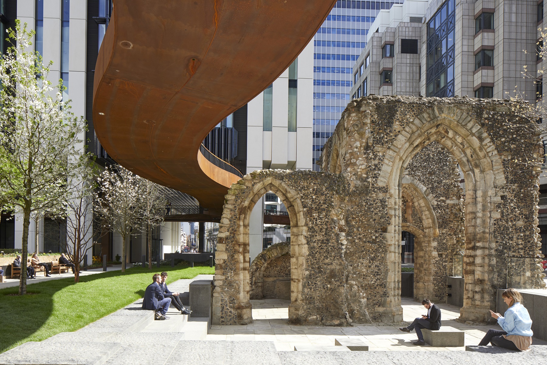 Projekt London Wall Place, ktorý tvoria dve výškové budovy, pospájané sériou menších parkov a terasových záhrad, ktoré sú zasadené medzi obnovené zvyšky rímskych mestských hradieb a stredovekú vežu kostola. Chodníky zo 60. rokov 20. storočia boli prestavané na vlniace sa mosty prechádzajúce cez územie.