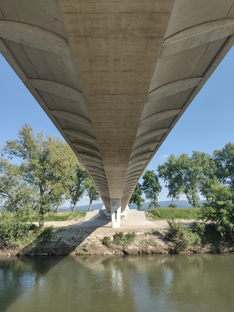Obr. 3 Pohľad na lávku pre peších v Topoľčanoch spod mosta
