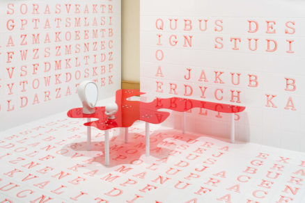QBECEDA – grafický dizajn výstavného stánku Qubus Design Studio.
