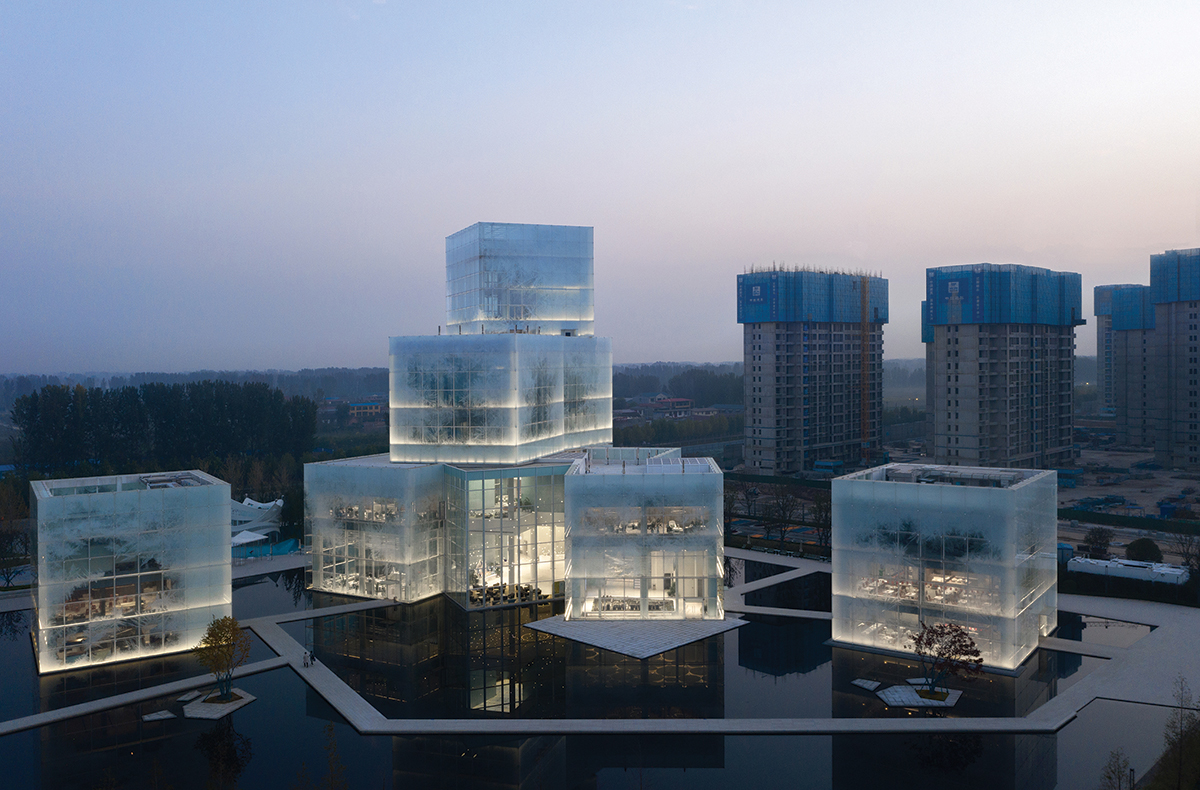 Nové kultúrne turistické centrum v čínskom meste Xinxiang využíva dizajn responzívnej fasády. Tá pozostáva zo sklených panelov, ktoré reagujú na množstvo denného svetla a podľa toho menia plášť z priehľadného na nepriehľadný. Architektonický návrh, ktorý vznikol v spolupráci Zone of Utopia a Mathieu Forest Architecte, získal ocenenie World's Best Architecture 2022 v kategórii sklo. 