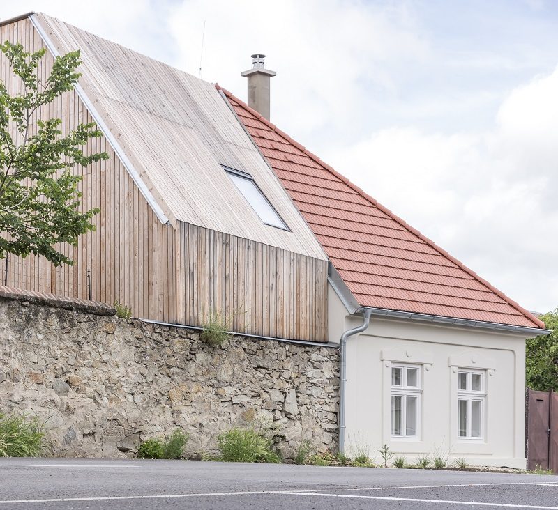 Architekti sa snažili využiť nielen autentické lokálne materiály, aleaj výrazové prostriedky. Doplnená štítová stena, ktorá bola vo veľmi zlom stave, sa v novom šate objavuje v rekonštruovanom objekte. Tvorcovia zámerne nedali na drevo tvrdú, viditeľnú povrchovú úpravu. Chceli, aby spolupracovalo s časom, aby ho objali rastliny a celý „zarástol“, stal sa neviditeľným.