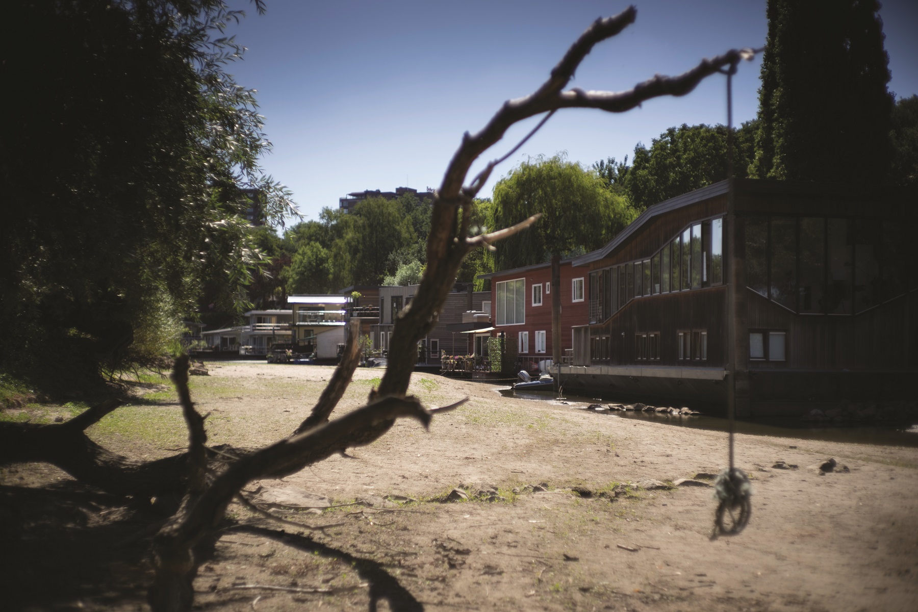 Hausboty uviaznuté v suchom riečnom koryte bočného kanála rieky Waal v holandskom meste
Nijmegen. August 2022