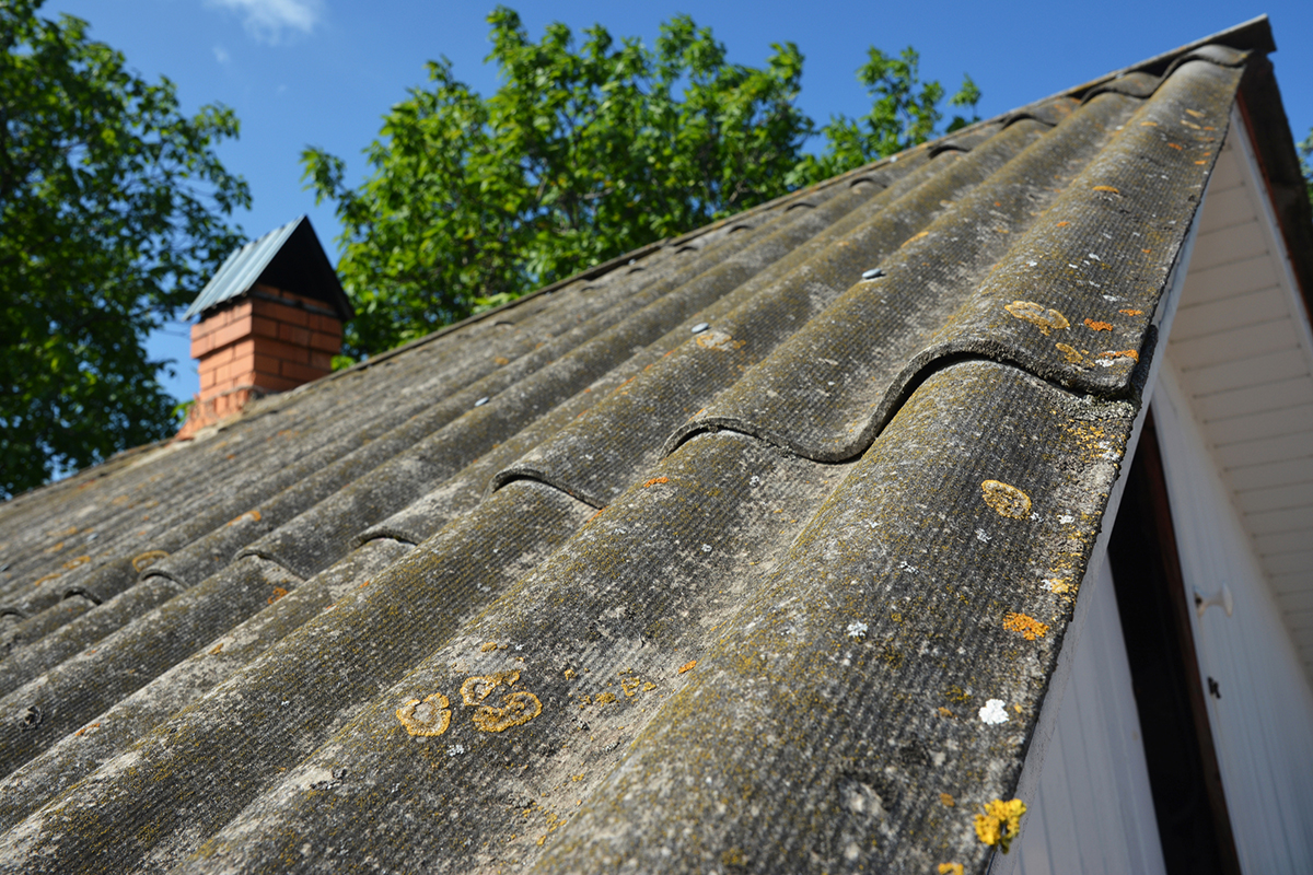 Vymeňte starú za novú. O dotáciu môžete požiadať aj pri rekonštrukcii starej azbestovej strechy. Skvelou voľbou je keramická krytina, ktorá má životnosť až 100 rokov.