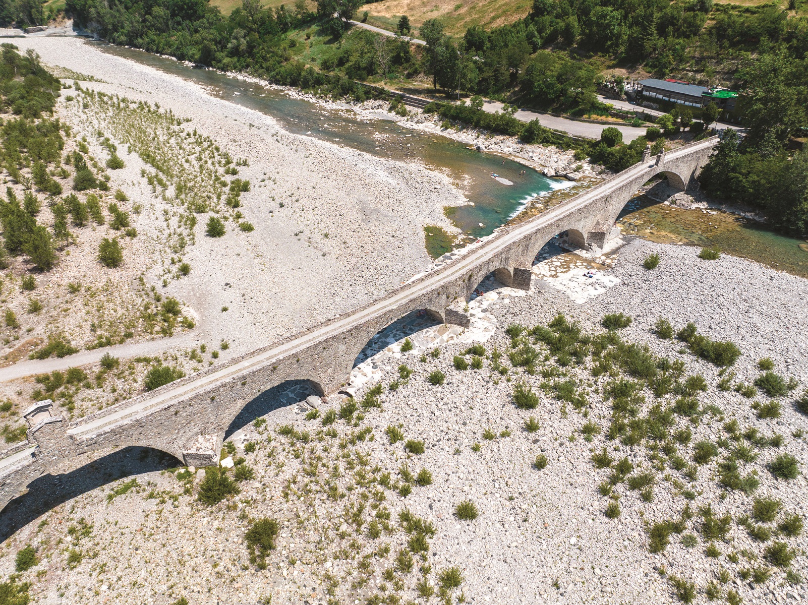Rímsky most cez vyschnutú rieku Trebbia pri talianskom mestečku Bobbio v regióne Emilia-Romagna. Jún 2022
