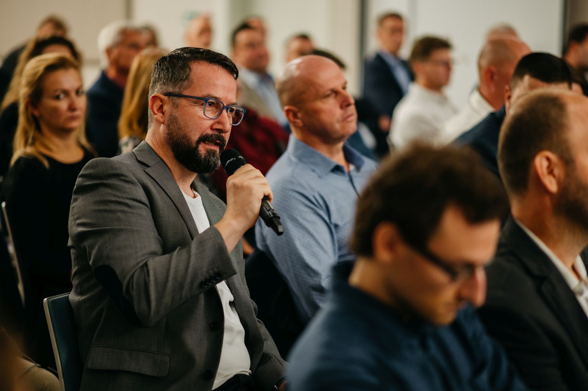 Konferencia Zelené strechy pre odolnejšie mestá privítala účastníkov prevažne z radov developerov, architektov, zastupiteľov miest, výrobcov materiálov pre zelené strechy ale aj realizátorov udržateľnejšieho stavebníctva.