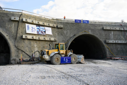 3 Z6Pri Ružomberku prerazili diaľničný tunel Čebrať, trvalo to osem rokovF2054
