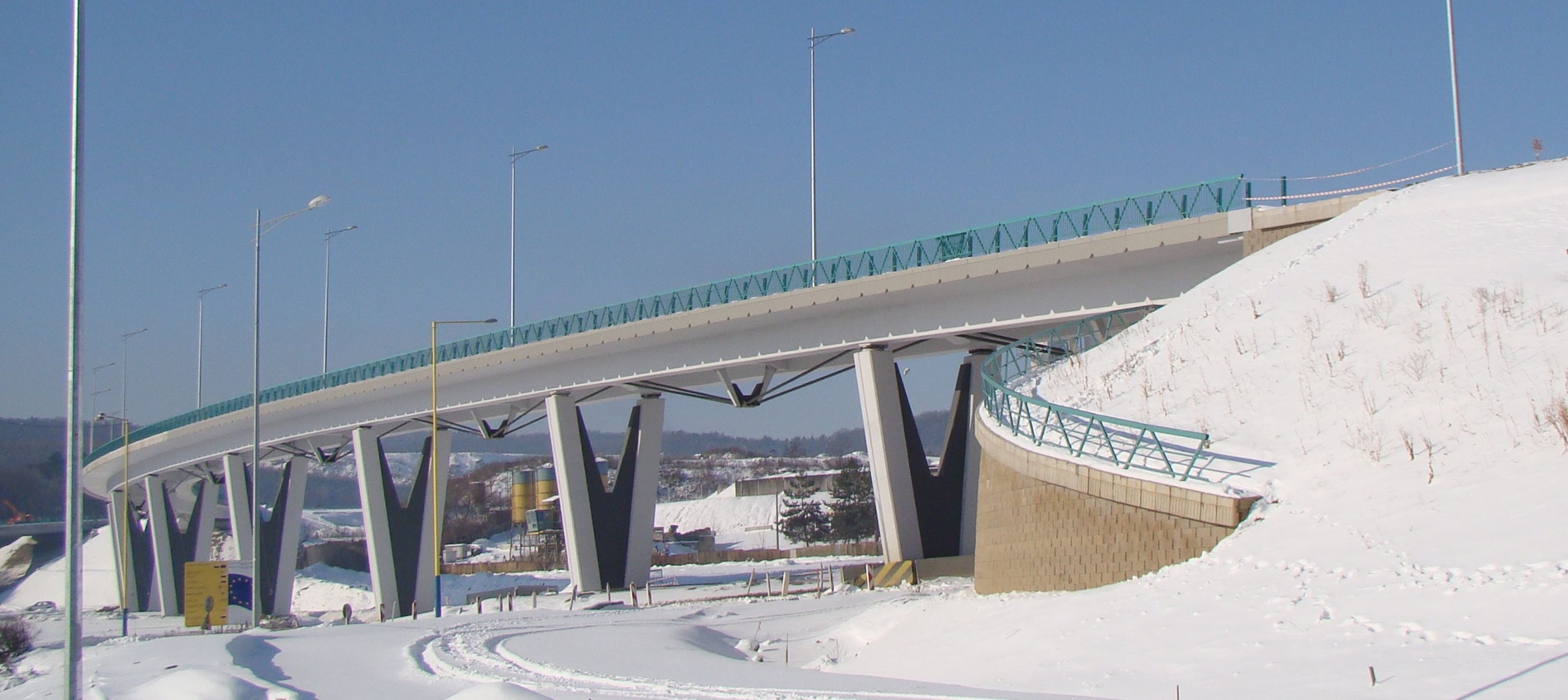 Obr. 2 Pohľad na mostný objekt 215-00 po dobudovaní 1. etapy križovatky