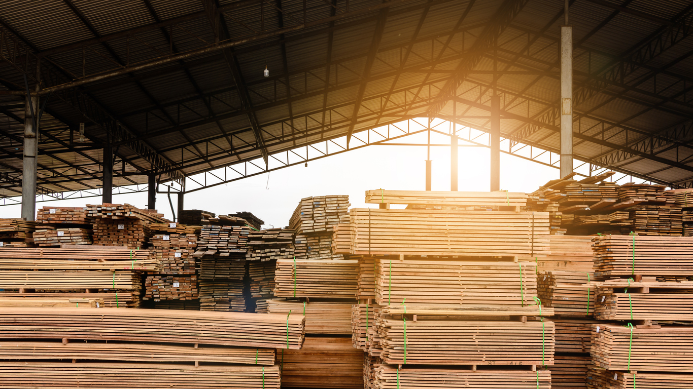 Pri drevených materiáloch najviac poskočili drevotrieskové dosky a parkety, kde cena vzrástla o 41% a 32%. 