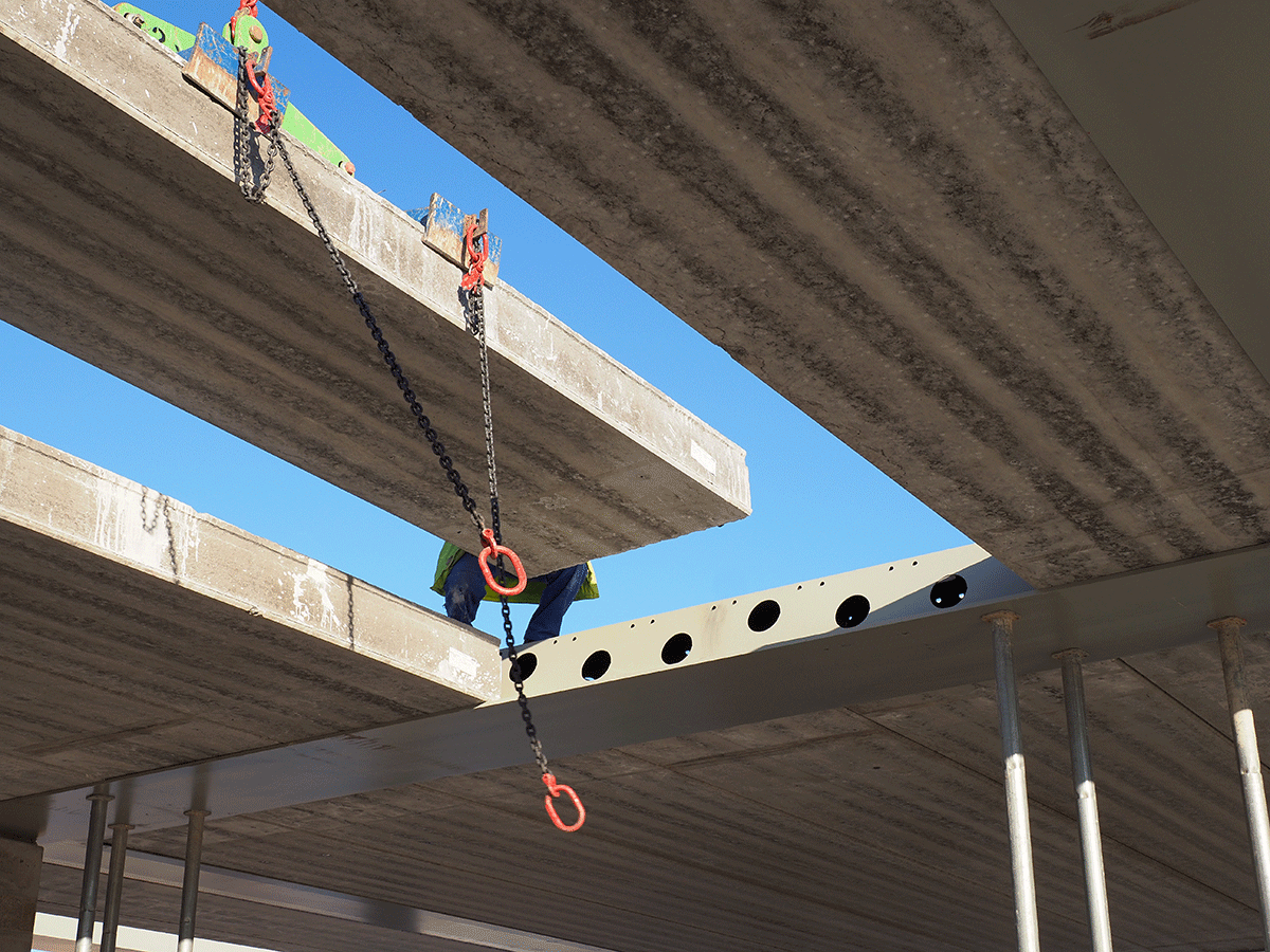 Detail uloženia panelov na spriahnutý nosník DELTABEAM. S tenkou stropnou konštrukciou vznikajú bezprievlakové stropy.