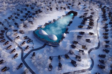 Projekt geoLagoon zahŕňa stovky rekreačných chát usporiadaných okolo lagúny s horúcou vodou.