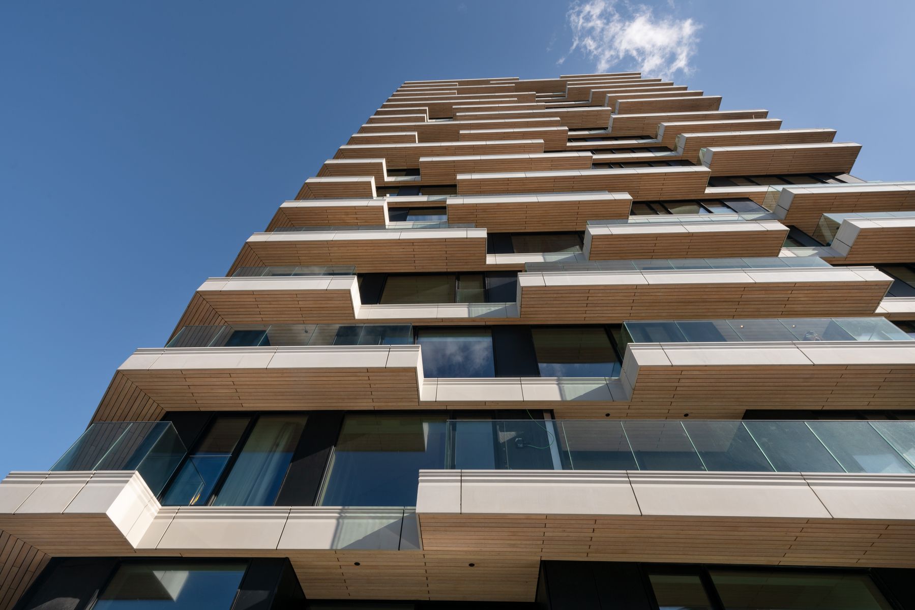 Fasáda s nepravi delne umiestnenými balkónmi dosahuje vďaka veľkému podielu skla v kombinácii s drevenou nosnou konštrukciou čistý architektonický výraz.