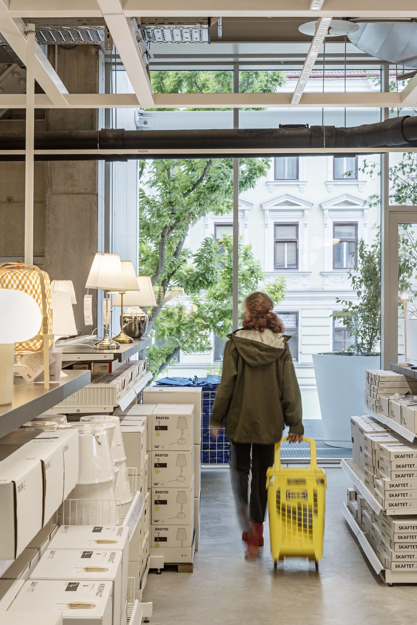 Obchod s nabytkom IKEA hostel a verejna terasa Vieden Rakusko